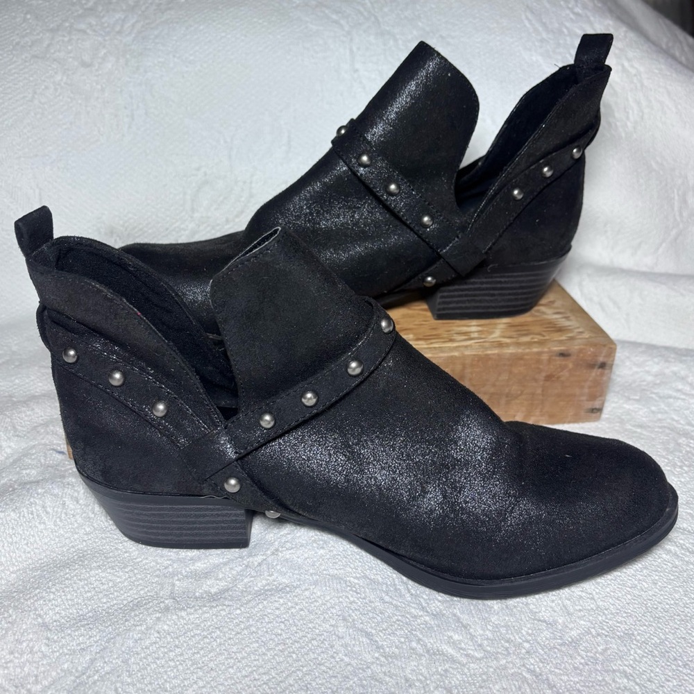 Super Cute Report “Sorrento” Ankle Booties !!